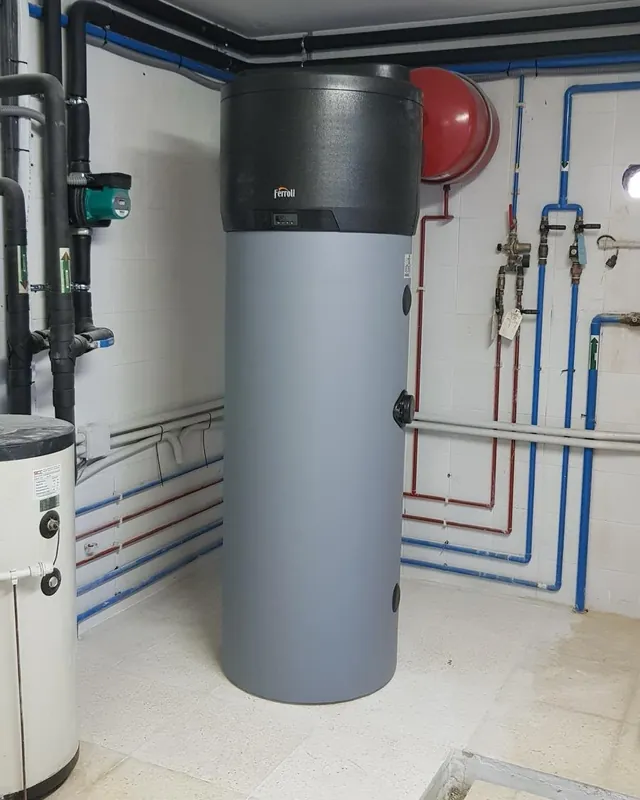 Depósito de agua caliente en una sala técnica