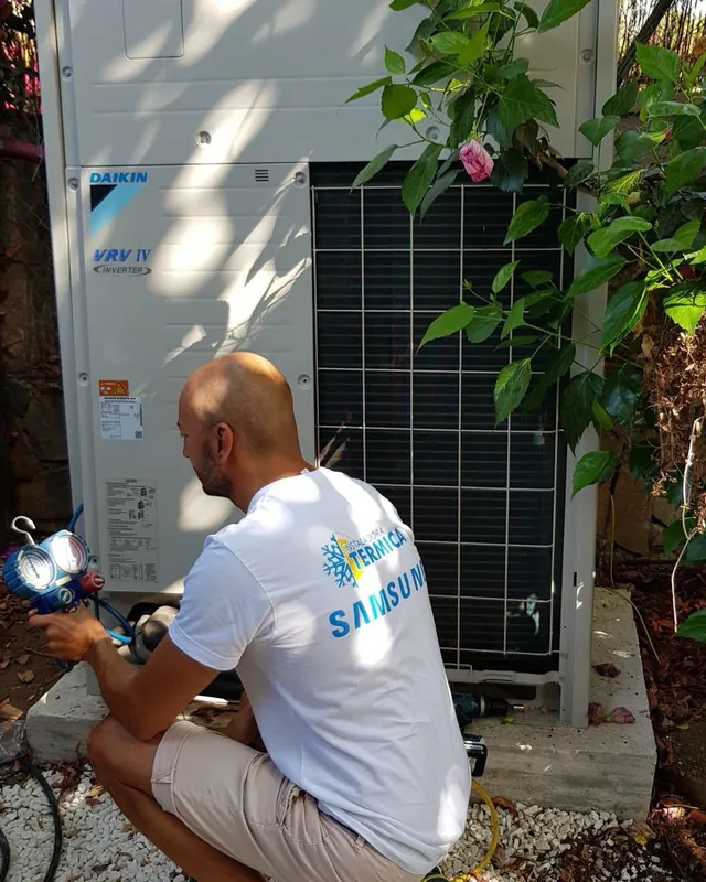 Técnico trabajando en una unidad exterior
